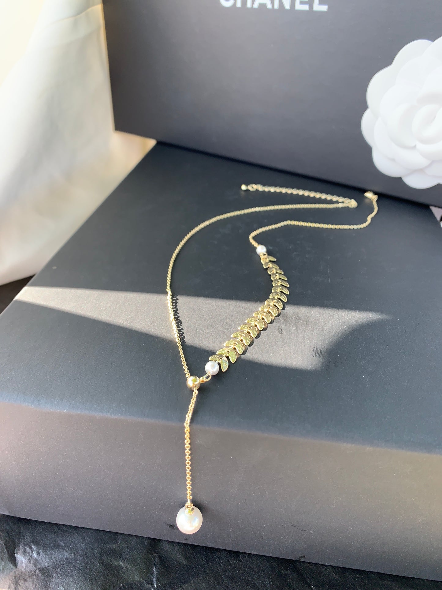 A wheatear with pearls necklace