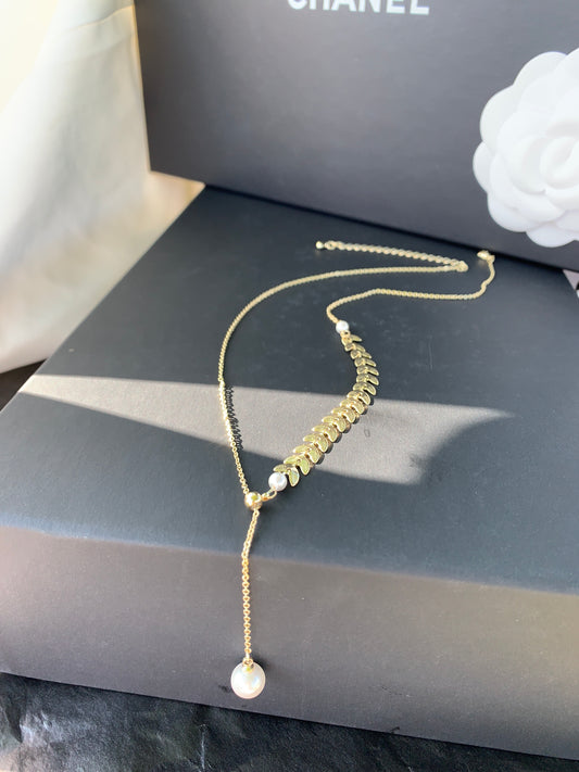 A wheatear with pearls necklace